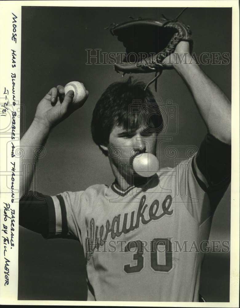 1982 Press Photo Brewer's pitcher Moose Haas blowing bubbles and pitching.- Historic Images