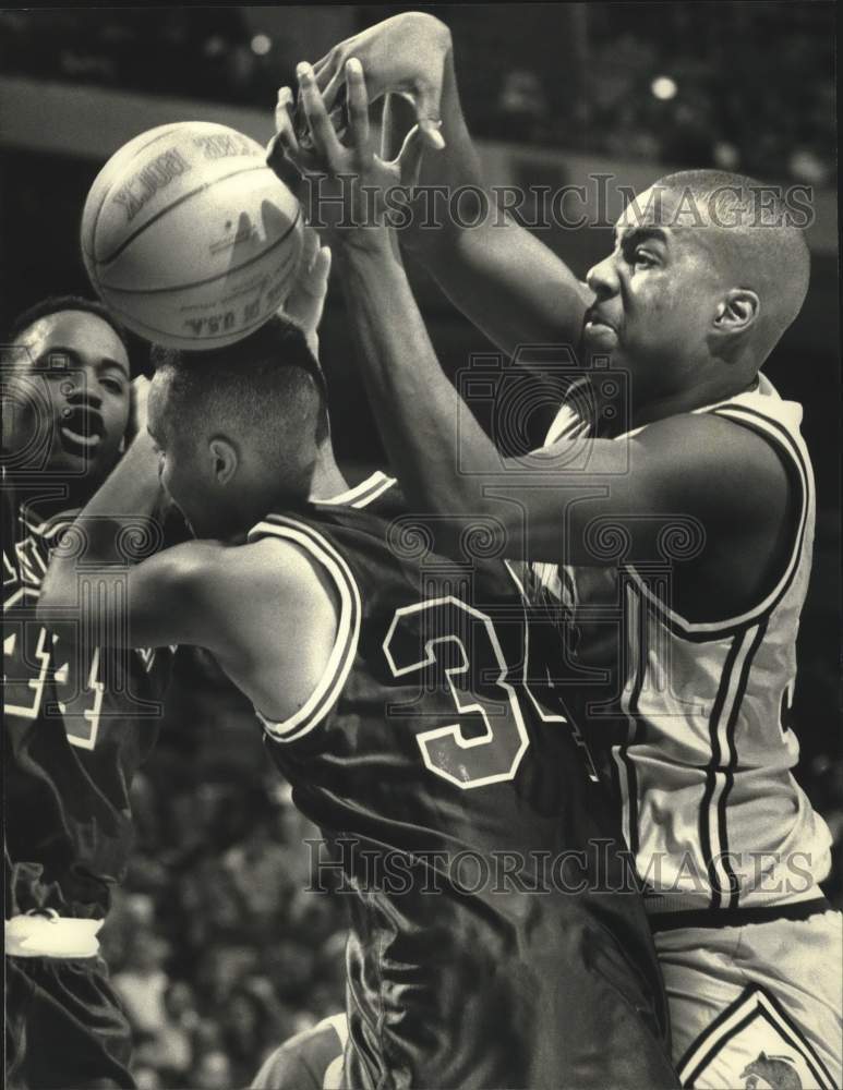 1990 Press Photo Marquette&#39;s Damon Key fights for lose ball against Prairie View- Historic Images