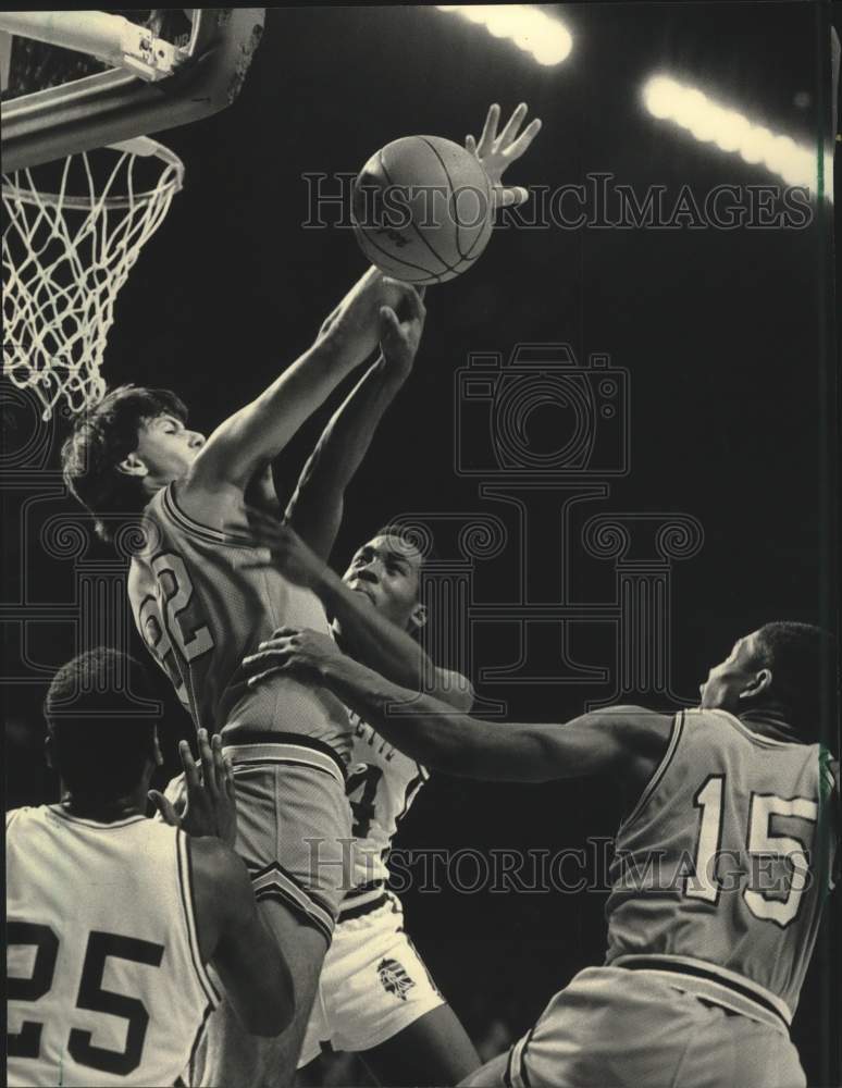 1986 Press Photo Marquette&#39;s Tony Smith blocks shot from Guido Casparis.- Historic Images