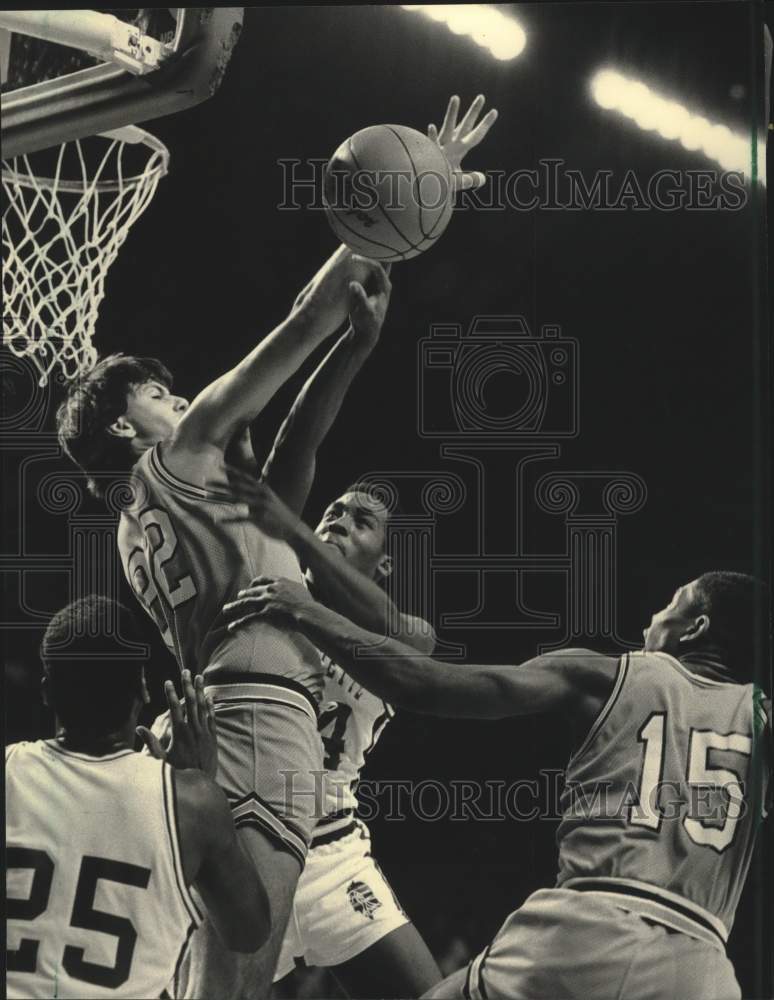 1986 Press Photo Marquette's Tony Smith blocks shot from Guido Casparis.- Historic Images