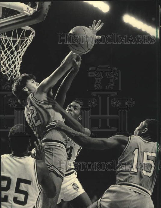 1986 Press Photo Marquette's Tony Smith blocks shot from Guido Casparis.- Historic Images
