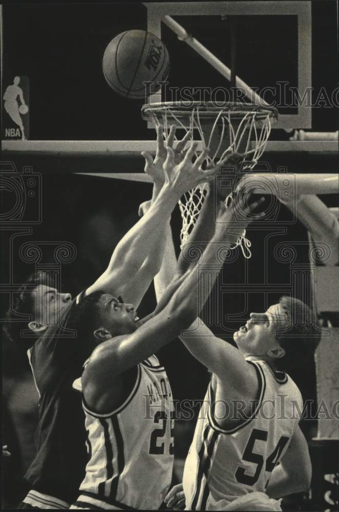 1987 Press Photo Marquette basketball team Dan Godfread, Boone and Copa battled.- Historic Images