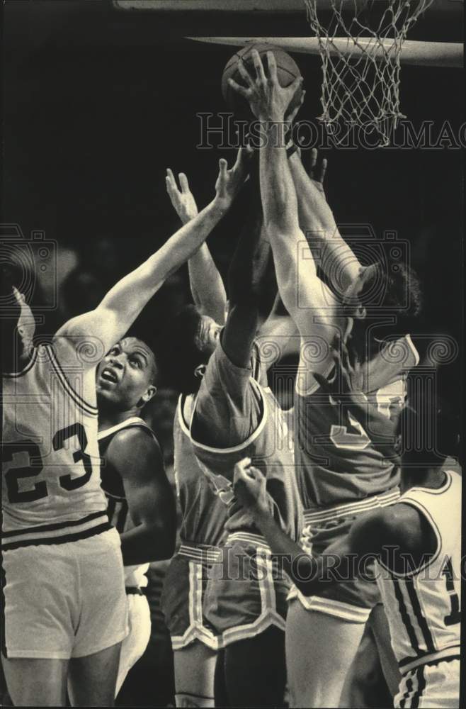 1987 Press Photo Marquette&#39;s players watch as Valparaiso players rebound.- Historic Images