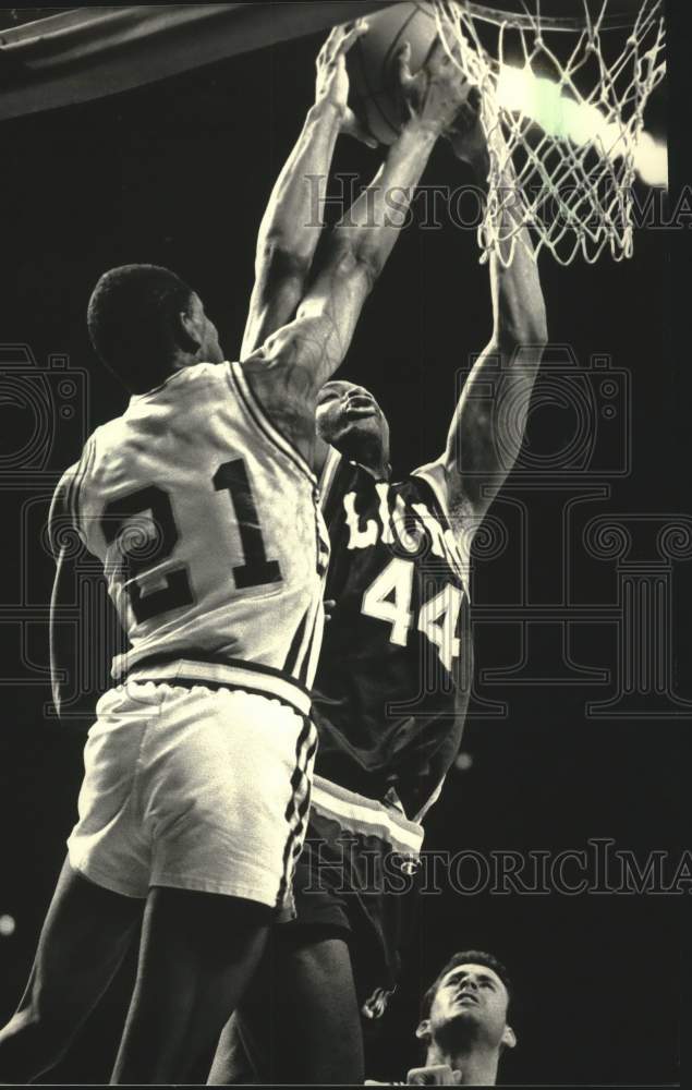 1988 Press Photo Marquette University&#39;s Charles Luter (21) blocked a shot.- Historic Images