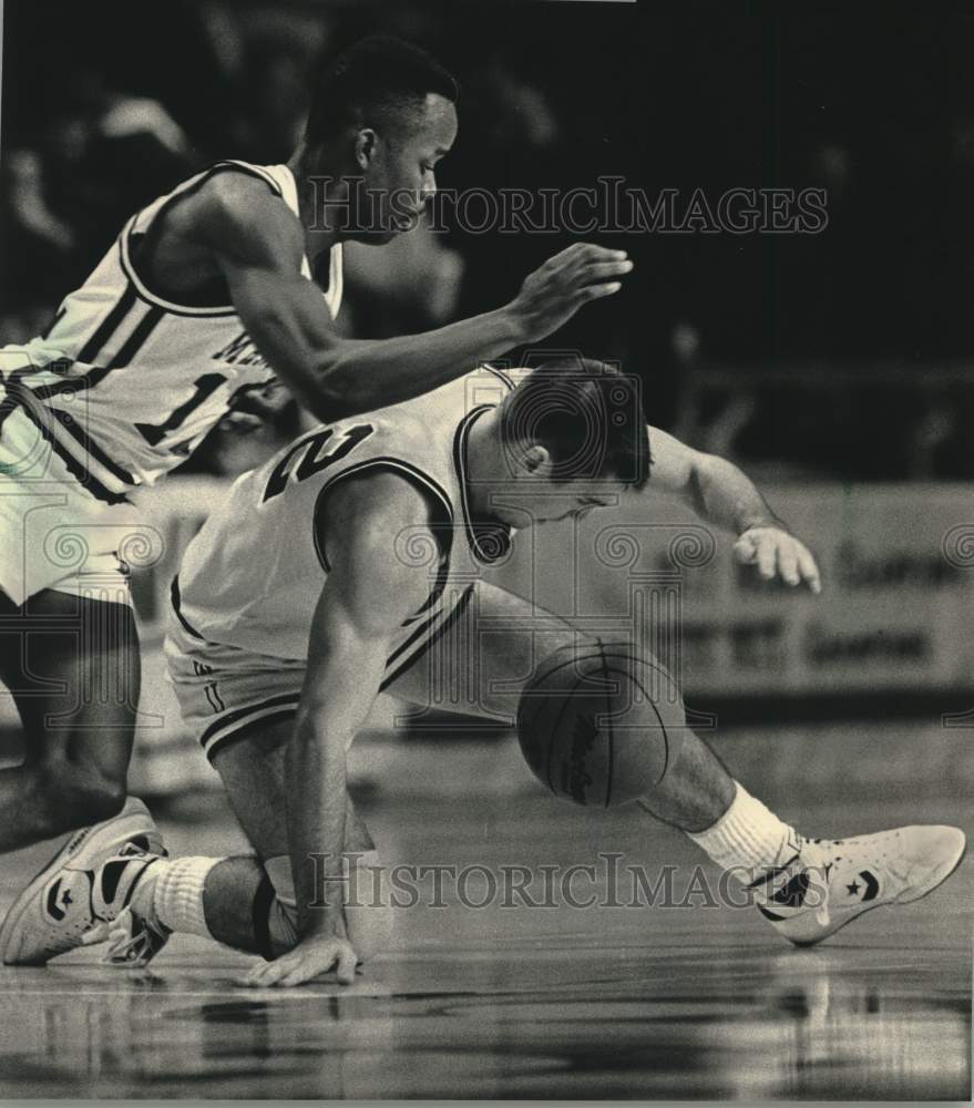 1987 Press Photo Marquette's Pops Sims and Chris Brawley went for the ball.- Historic Images