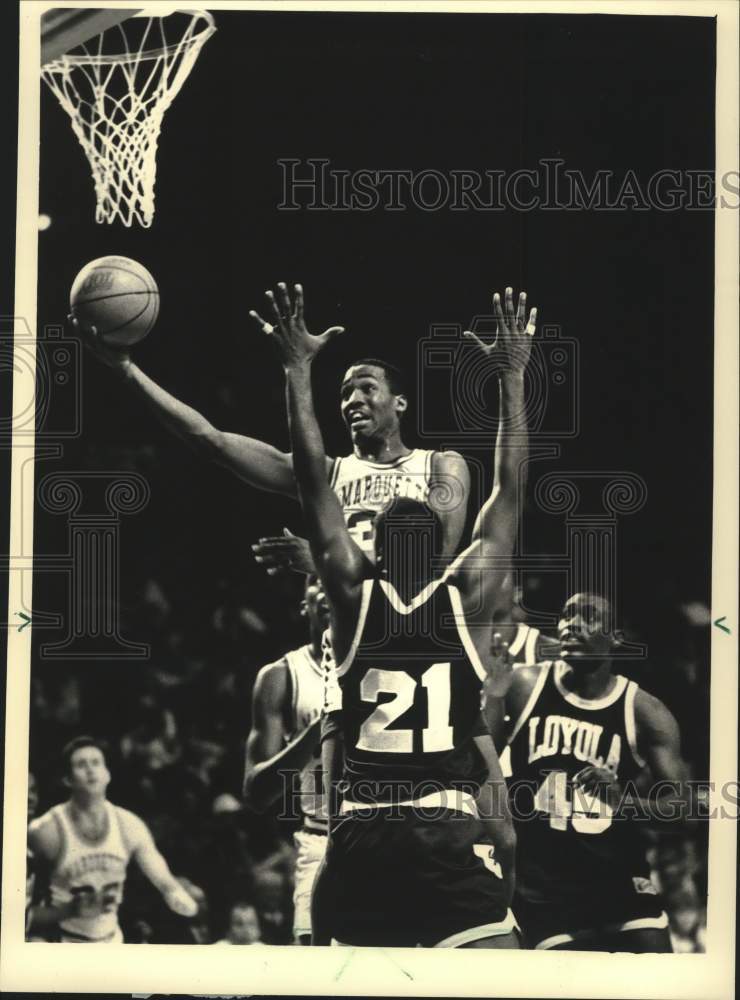 1988 Press Photo Marquette University&#39;s Tony Smith went over Gerald Hayward.- Historic Images