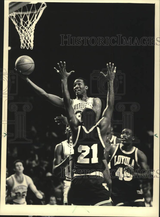 1988 Press Photo Marquette University's Tony Smith went over Gerald Hayward.- Historic Images