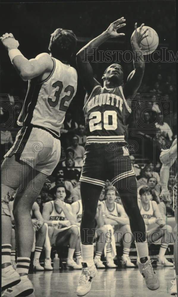 1984 Press Photo Ball got by Gonzaga&#39;s Tim Ruff and Marquette&#39;s Mandy Johnson.- Historic Images