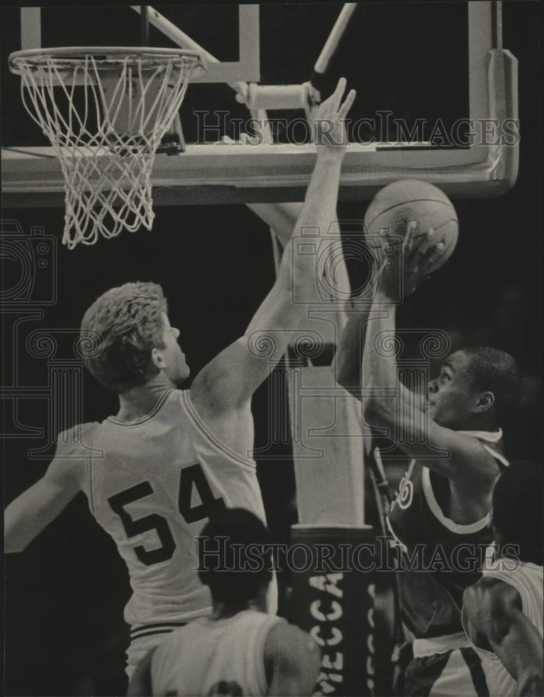 1985 Press Photo Marquette's Tom Copa blocks shot by UW-GB's Richard Sims- Historic Images