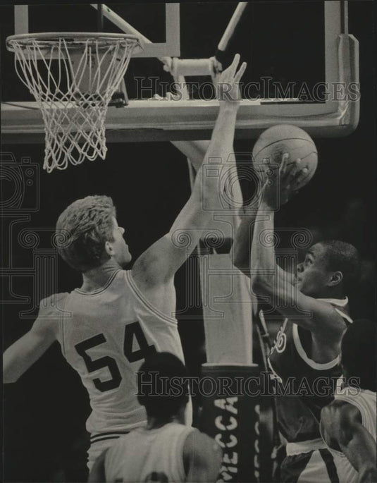 1985 Press Photo Marquette's Tom Copa blocks shot by UW-GB's Richard Sims- Historic Images