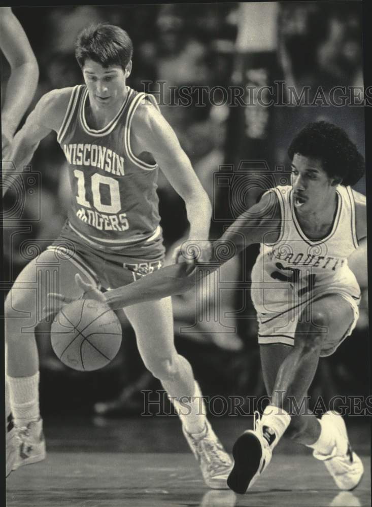 1984 Press Photo Marquette&#39;s Terry Reason steals ball from Wisconsin&#39;s Heineman- Historic Images