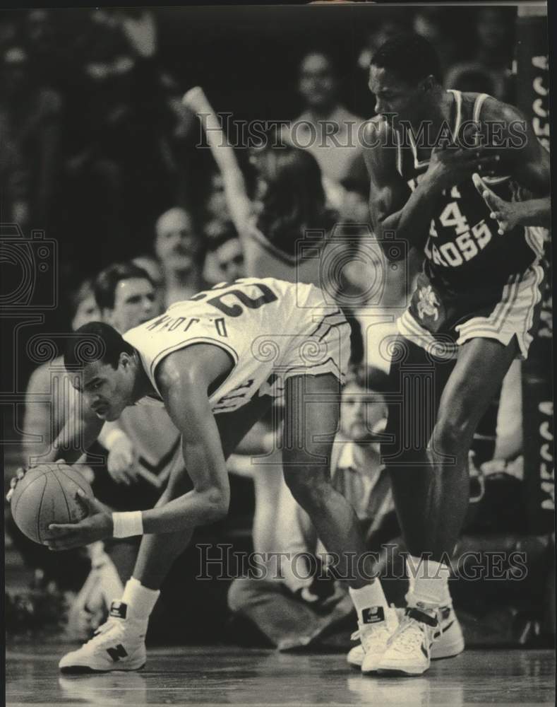 1984 Press Photo Marquette&#39;s Dwayne Johnson kept ball from Ernie Floyd- Historic Images