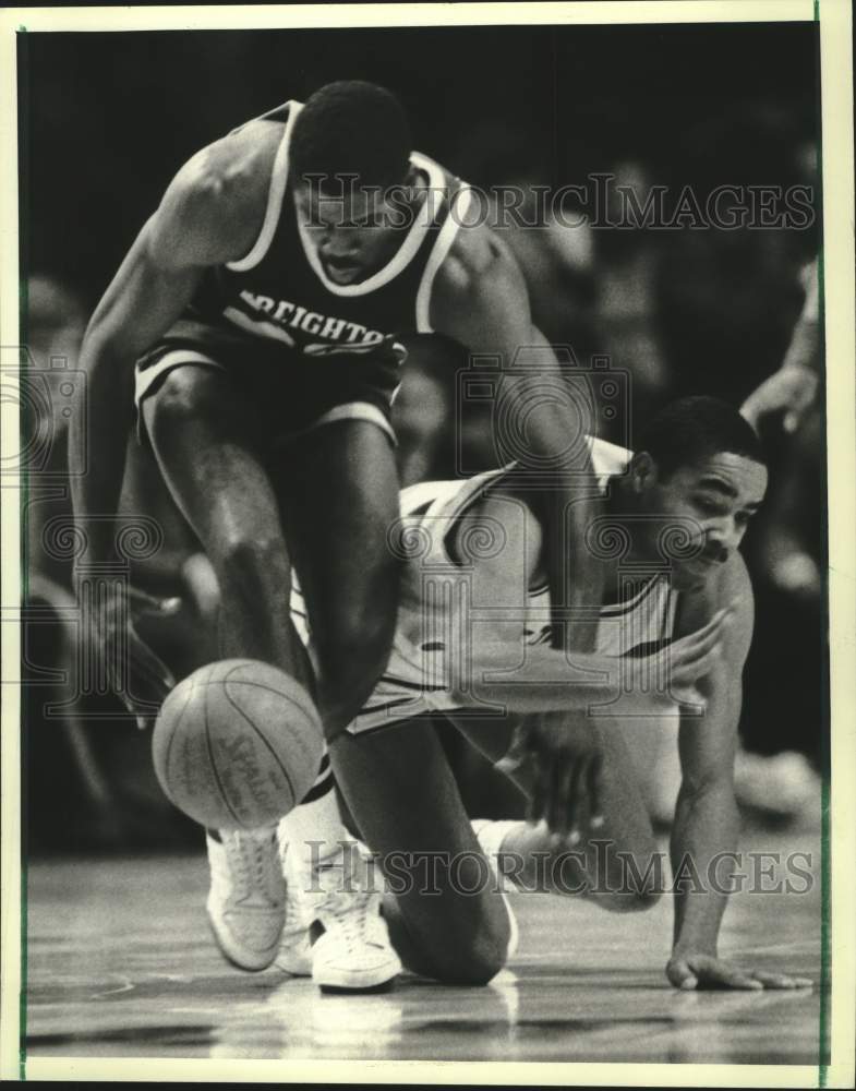 1984 Press Photo Marquette&#39;s Kerry Trotter &amp; Creighton&#39;s Gregory Brandon tangle.- Historic Images