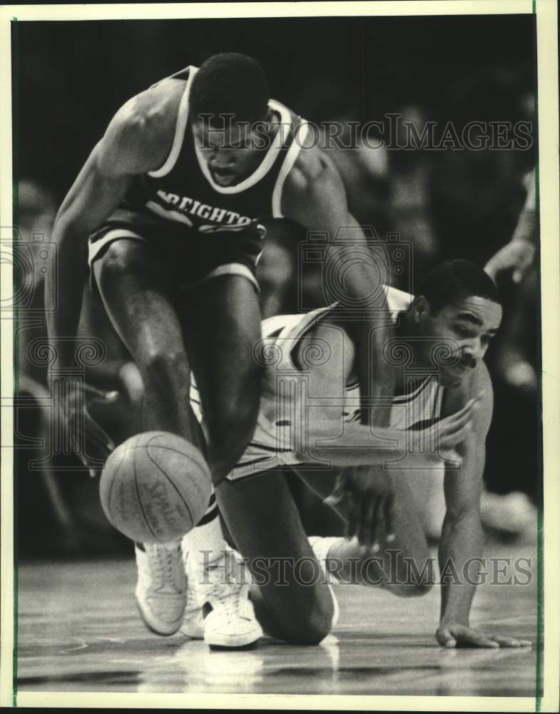 1984 Press Photo Marquette's Kerry Trotter & Creighton's Gregory Brandon tangle.- Historic Images
