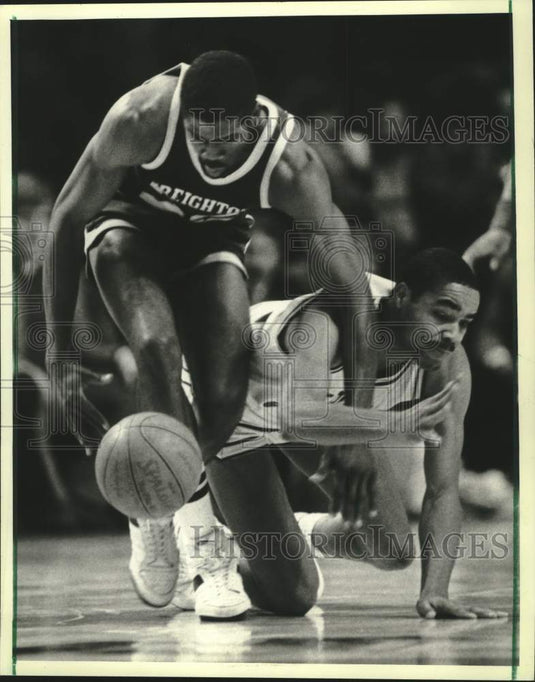 1984 Press Photo Marquette's Kerry Trotter & Creighton's Gregory Brandon tangle.- Historic Images