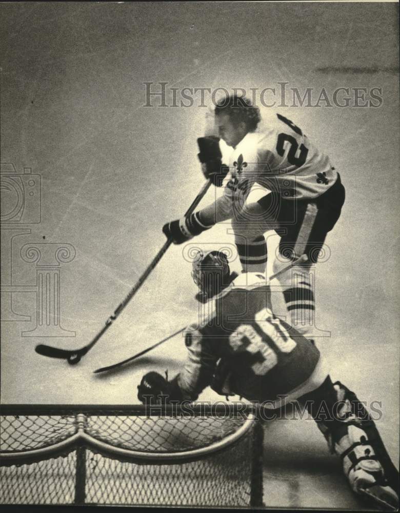 1981 Press Photo John Flesch scored his second goal against Bart Hunter, hockey- Historic Images