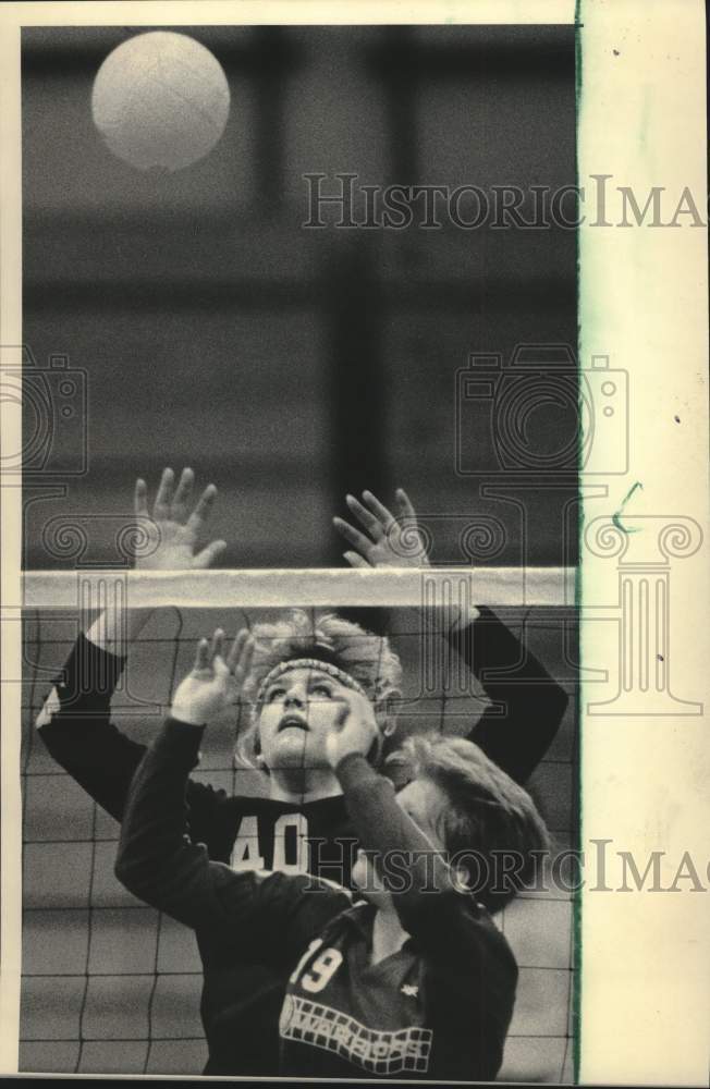 1985 Press Photo Wisconsin Volleyball, Maureen Pitrof & Marquette's Chris Halbur- Historic Images