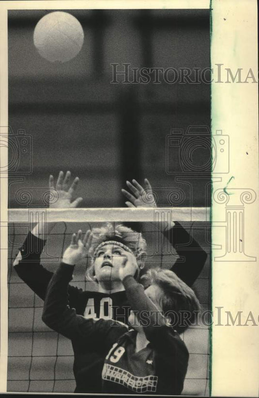 1985 Press Photo Wisconsin Volleyball, Maureen Pitrof & Marquette's Chris Halbur- Historic Images