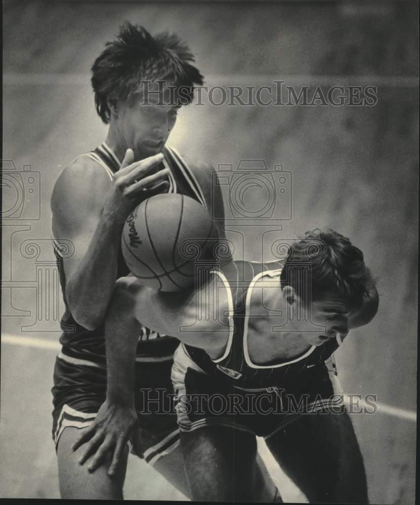 1985 Press Photo Wisconsin&#39;s Rod Ripley tries to stop Jaroslav Kovar, basketball- Historic Images