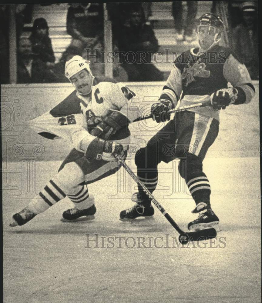 1987 Press Photo Muskegon's Lee Griffin hooked Admiral's Kevin Schamehorn- Historic Images