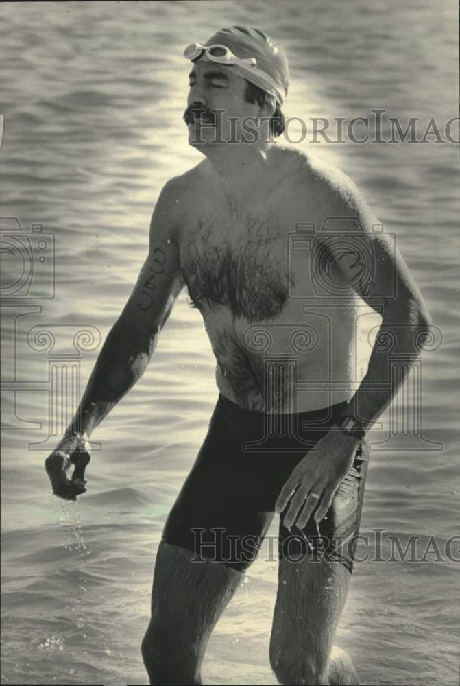 1985 Press Photo Rick Turner of Dekalb, Ill. out of water in Milwaukee Triathlon- Historic Images