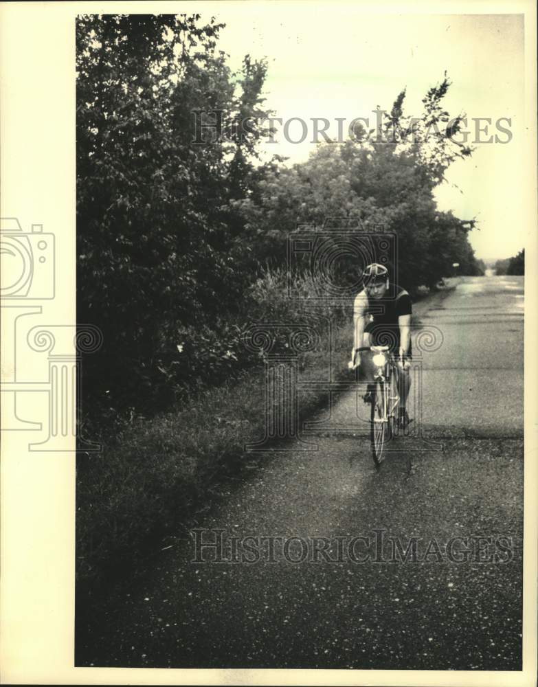 1987 Press Photo Dave Elbert trains for Ironman Triathlon in Chippewa Falls- Historic Images