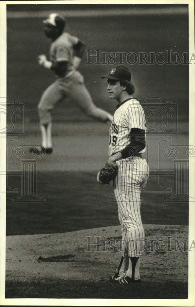 1979 Press Photo MIlwaukee's Lary Sorensen served home run ball to Ruppert Jones- Historic Images
