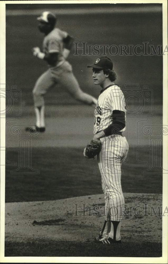 1979 Press Photo MIlwaukee's Lary Sorensen served home run ball to Ruppert Jones- Historic Images