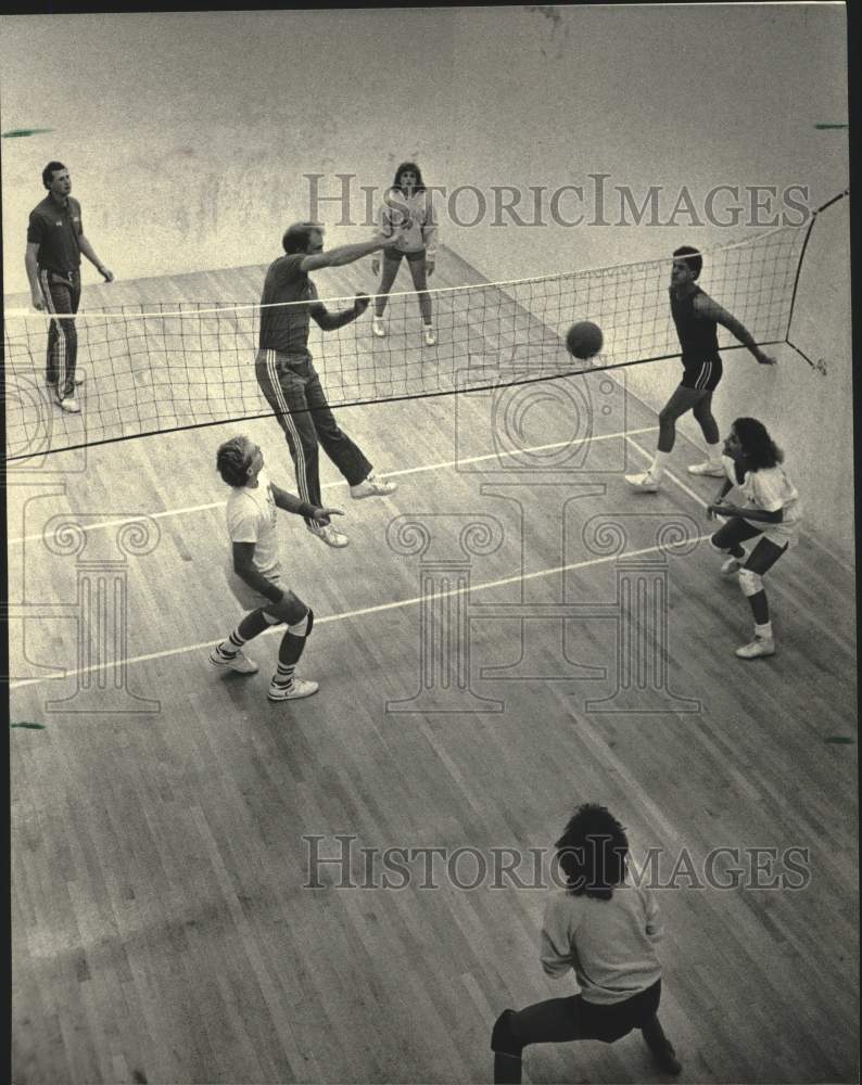 1986 Press Photo Northridge Athletic Club Takes A Whack At Wallyball - mjt20957- Historic Images