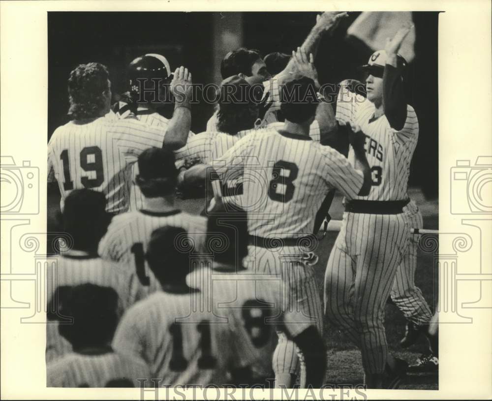 1983 Press Photo Ted Simmons Is Congratulated By Teammates After Home Run- Historic Images