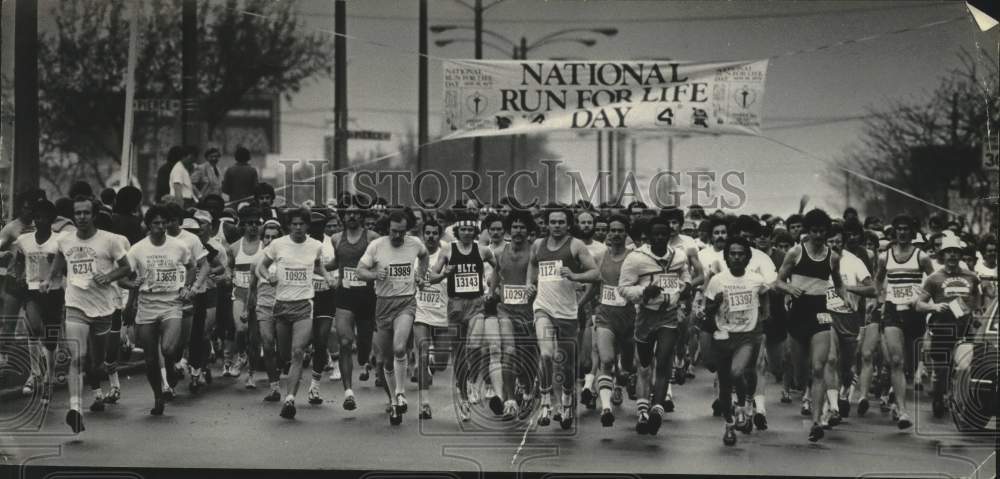 1979 Press Photo Curb to curb runners at start of &quot;Run for Life&quot; at Radio City.- Historic Images