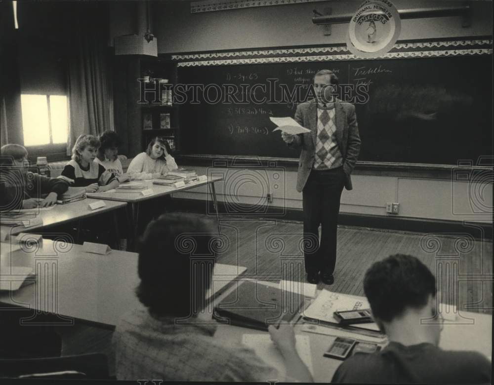 1987 Press Photo Tom Trebelhorn Coaches Students At Robinson Middle School- Historic Images