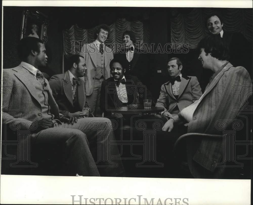 1978 Press Photo Milwaukee Brewers Chat Before Milwaukee Writers Banquet- Historic Images
