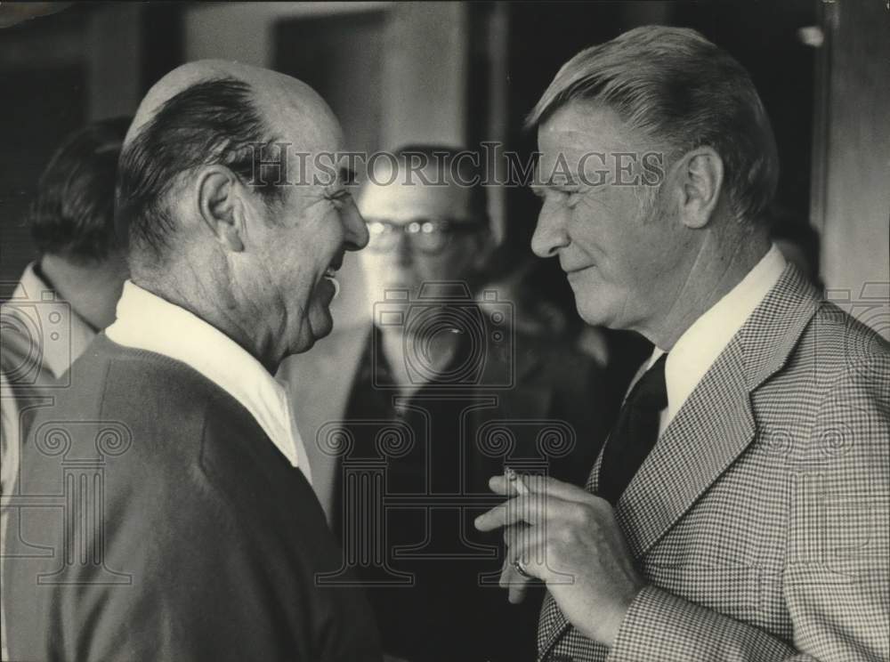 1975 Press Photo Sam Snead Meets Guest Of Honor Jim Bruner At Tripoli- Historic Images