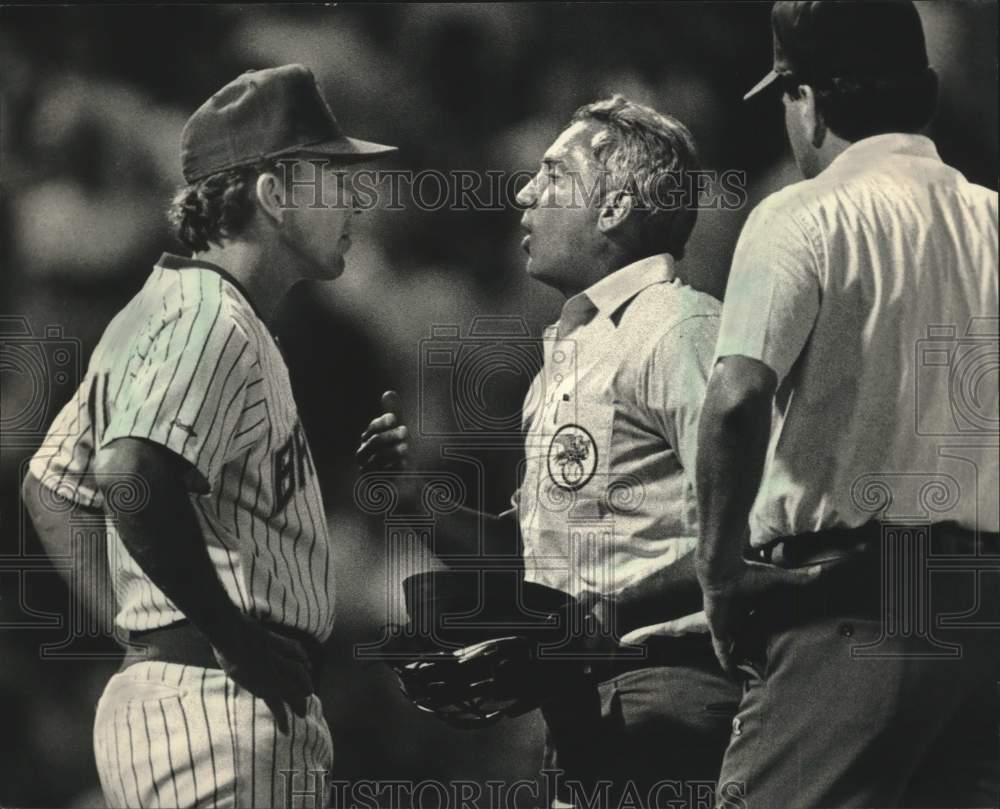 1988 Press Photo Tom Trebelhorn had another run in with umpire Richie Garcia.- Historic Images