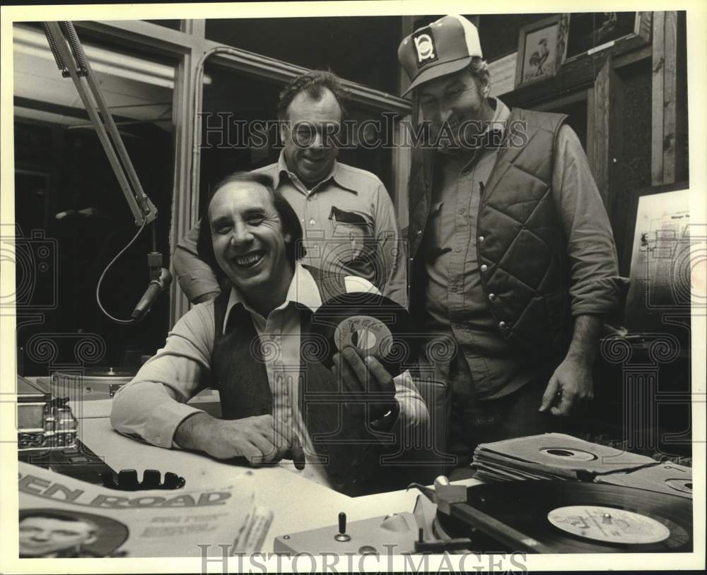 1979 Press Photo Disc jockey John Trimble enjoyed a visit from fans of his show.- Historic Images