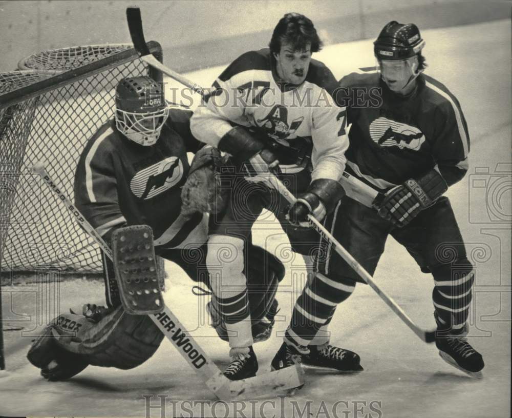 1984 Press Photo Admirals&#39; Dale Yakiwchuk battled for position with Peoria.- Historic Images