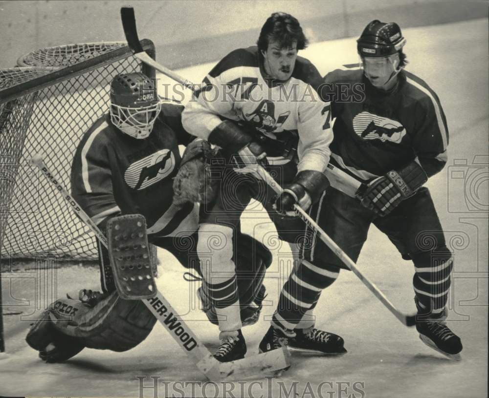 1984 Press Photo Admirals' Dale Yakiwchuk battled for position with Peoria.- Historic Images