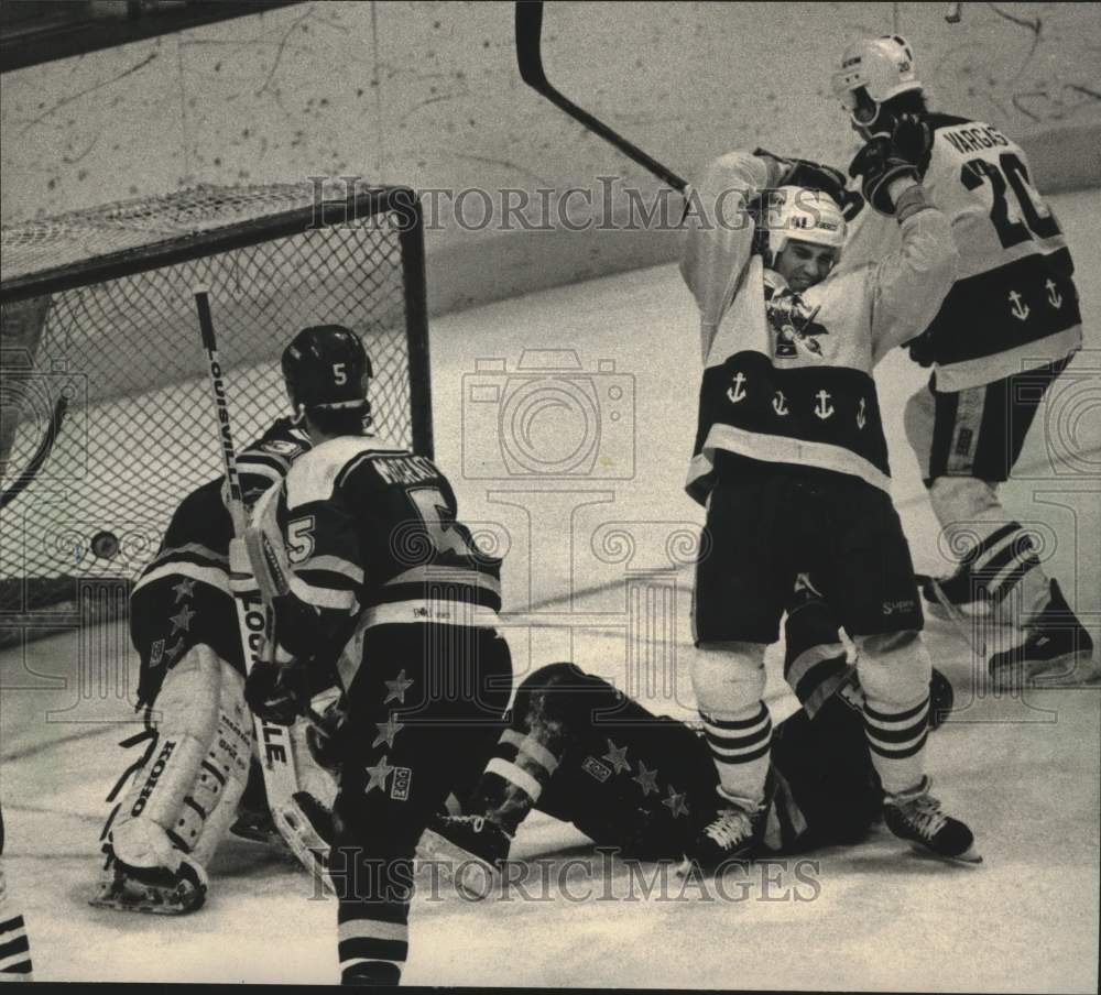 1989 Press Photo Puck went off Jose Charbonneau face into net for Admiral goal.- Historic Images