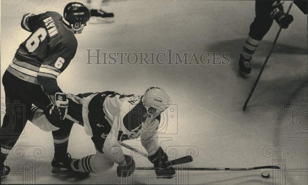1989 Press Photo Salt Lakes' Brian Glynn tripped Admirals' Tim Lenardon- Historic Images