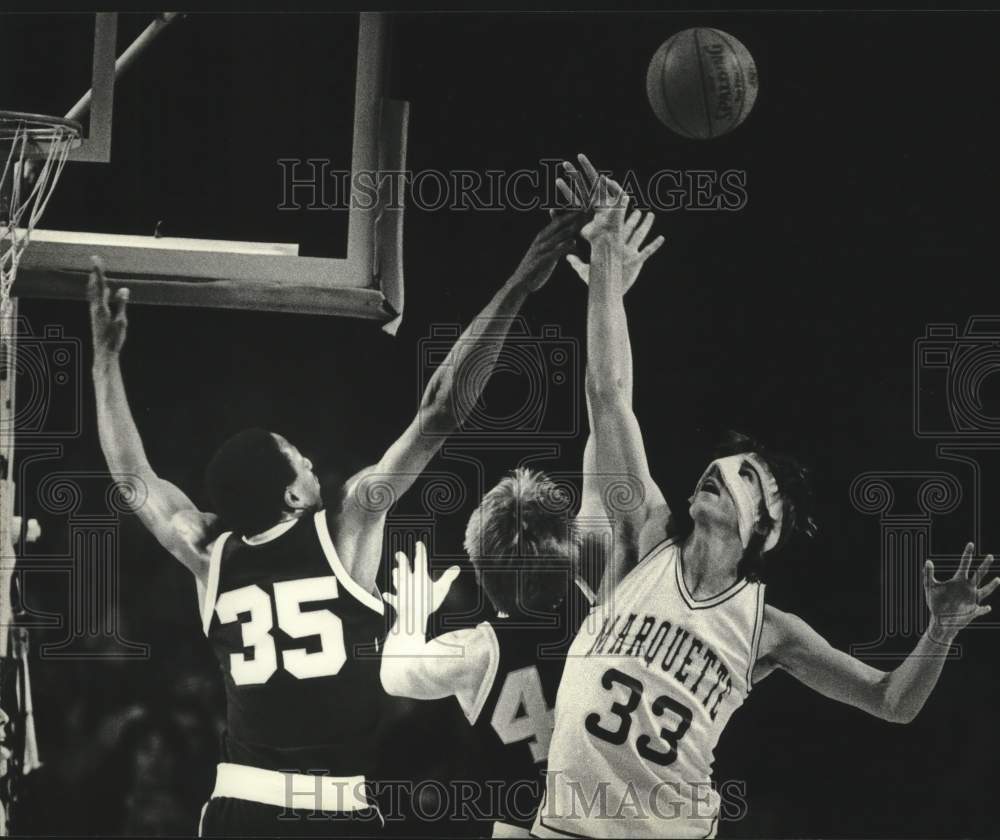 1982 Press Photo Marquette's Terrell Schlundt battled St Bonaventure for rebound- Historic Images