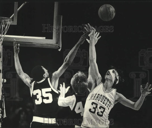 1982 Press Photo Marquette's Terrell Schlundt battled St Bonaventure for rebound- Historic Images