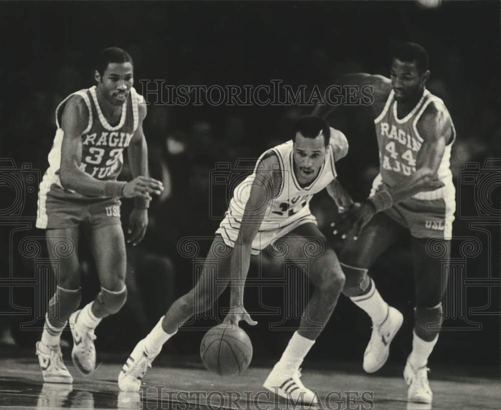 1982 Press Photo Michael Wilson of Marquette dribbled between Louisiana players.- Historic Images