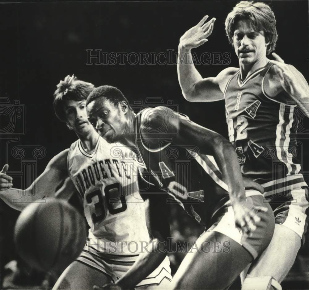 1981 Press Photo Marquette nor Athletes in Action could get loose ball.- Historic Images