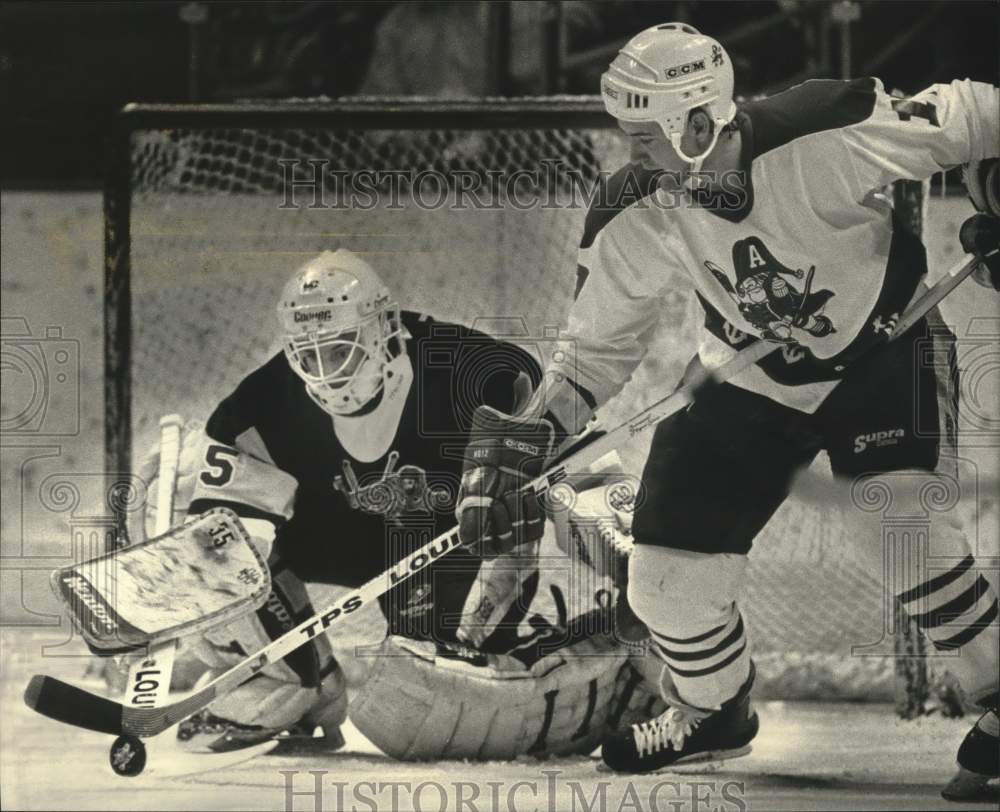 1990 Press Photo Admirals&#39; Peter DeBoer in front of Muskegon&#39;s Chris Clifford- Historic Images