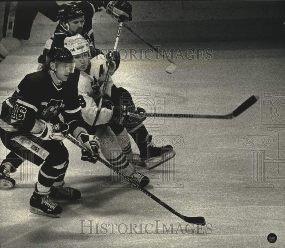 1990 Press Photo Admirals&#39; Jay Mazur fights through Fort Wayne defenders- Historic Images