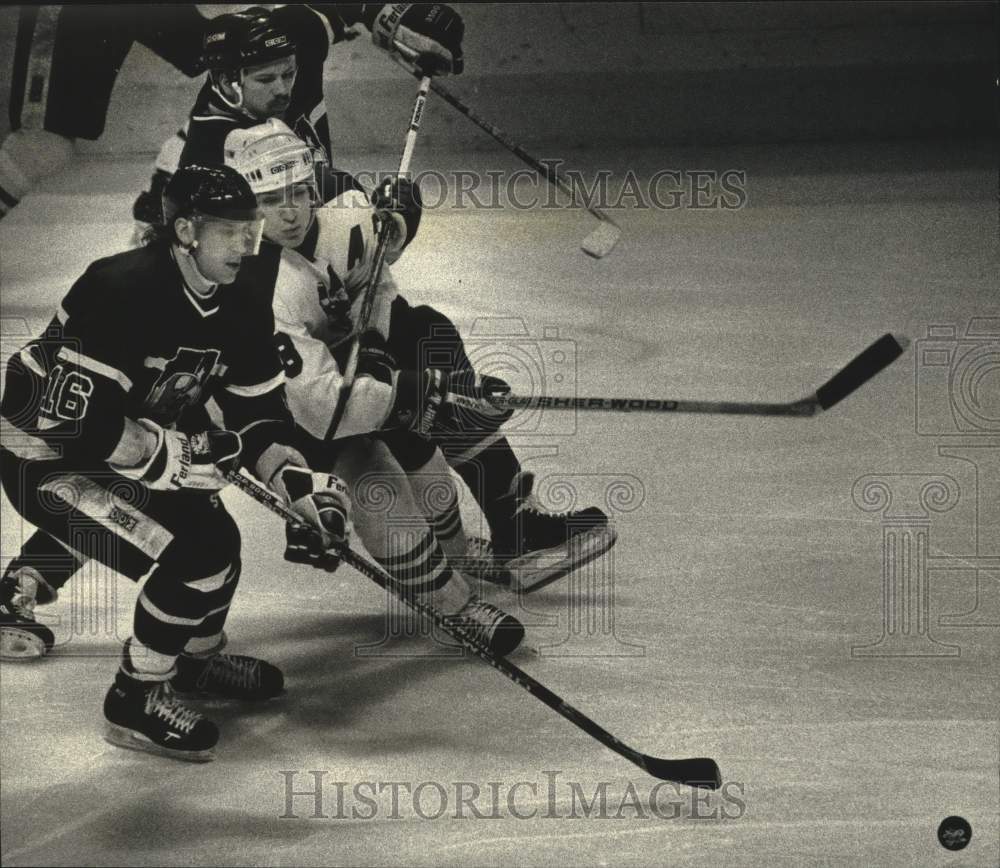 1990 Press Photo Admirals' Jay Mazur fights through Fort Wayne defenders- Historic Images