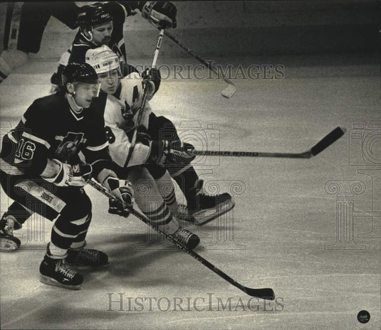 1990 Press Photo Admirals' Jay Mazur fights through Fort Wayne defenders- Historic Images