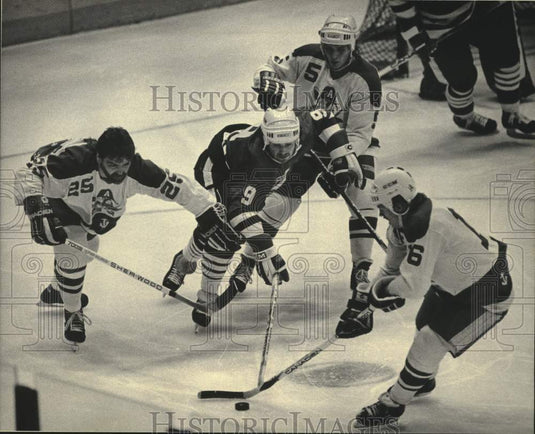 1985 Press Photo John Vecchiarelli found he was surrounded by Milwaukee Admirals- Historic Images