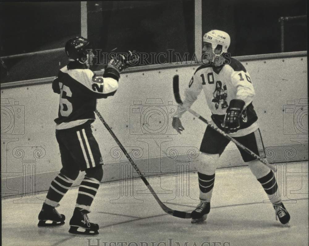 1984 Press Photo Wings&#39; Kevin Schamerhorn &amp; Admirals&#39; Dan Frawley picked a fight- Historic Images